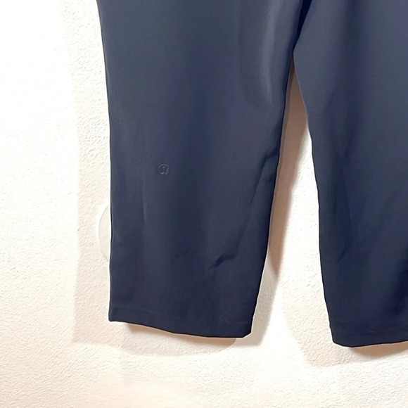 Lululemon On The Fly Crop Woven 23" in black size 6 - Picture 5 of 6